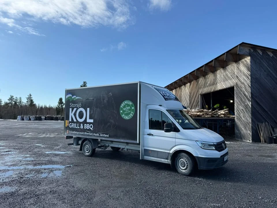 StorsjöKols leveransbil vid ved- och kolfabriken i Aspås
