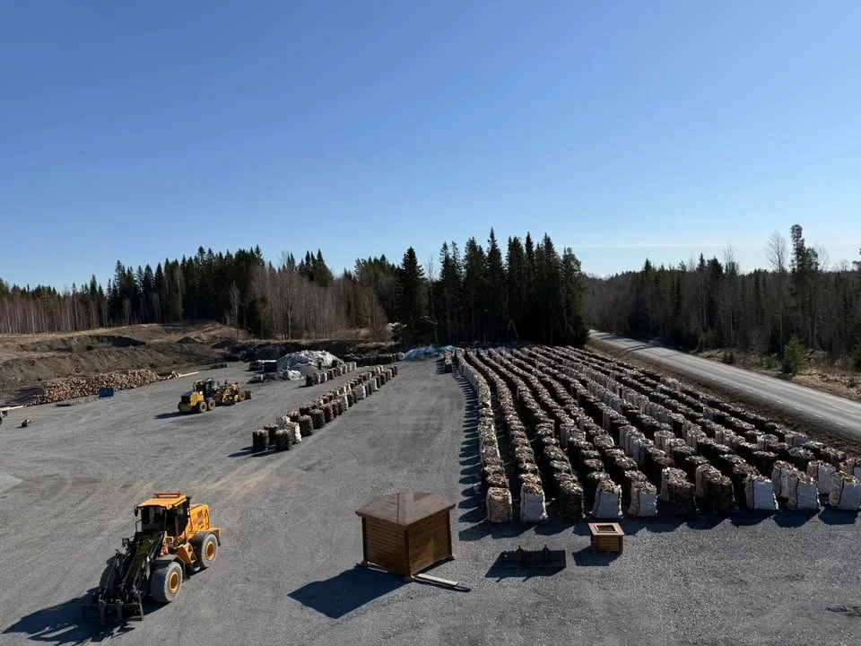 Dahlbergs Skogsvårds anläggning i Aspås – rader av bigbags med björkved
